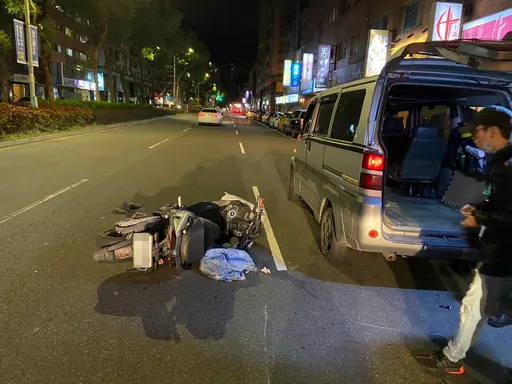 機車騎士疑失控突然衝撞　導致1人無生命跡象3輕傷