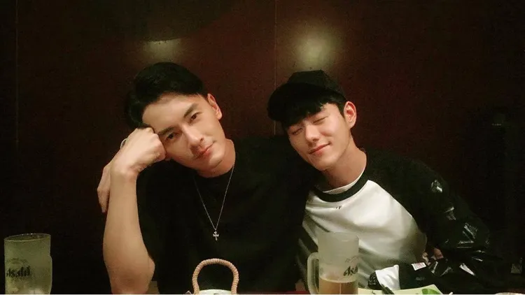 李程彬（右）的老闆是鄭元暢，公司對他沒有禁愛令。翻攝李程彬IG