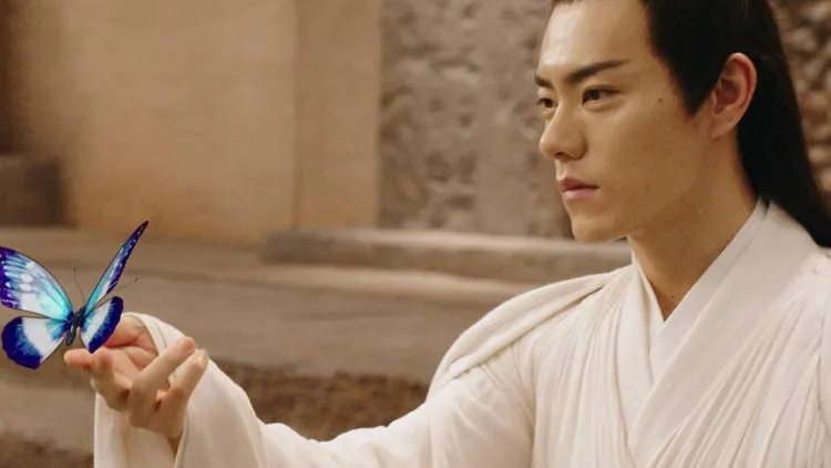 李程彬因為在《花千骨》電影版飾演「白子畫」，開始試著打坐冥想，果然讓內心變得平靜。翻攝新浪電影微博
