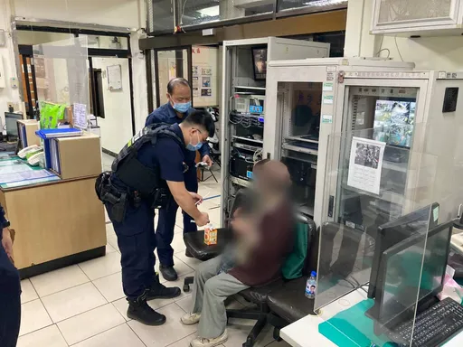 9旬老翁搭错公车迷途总站 暖警细心照料助返家