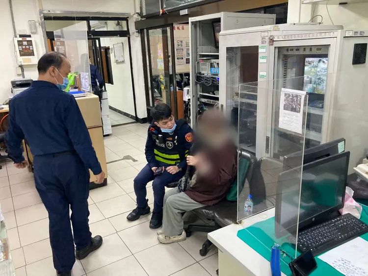 警員透過悠遊卡聯絡老翁兒子，協助將老翁返家。