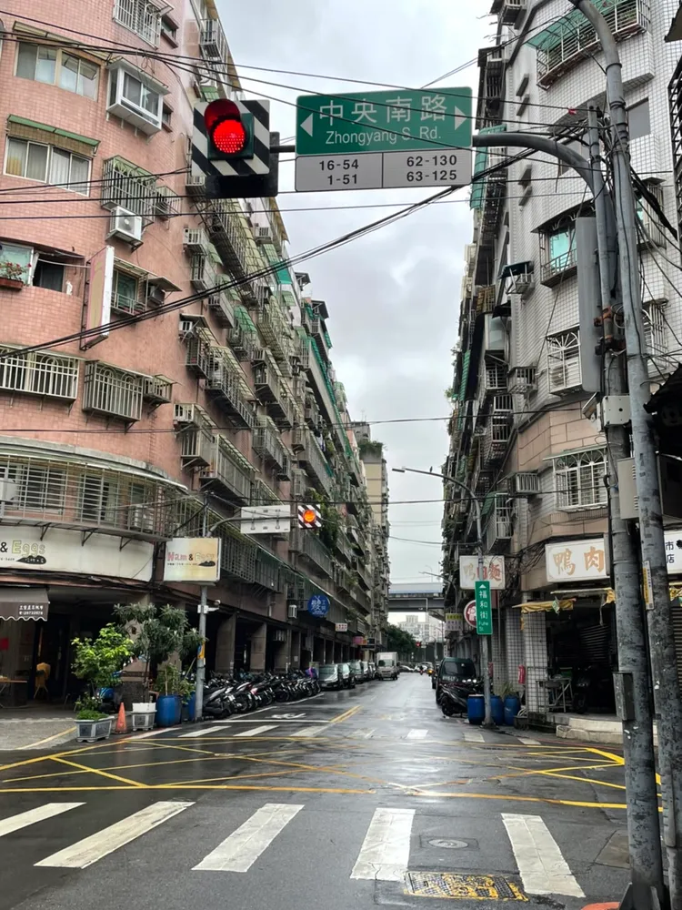 路口閃紅燈也要先停再行。交通部提供