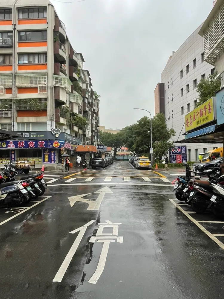 看到停的標線也要先停再行。交通部提供