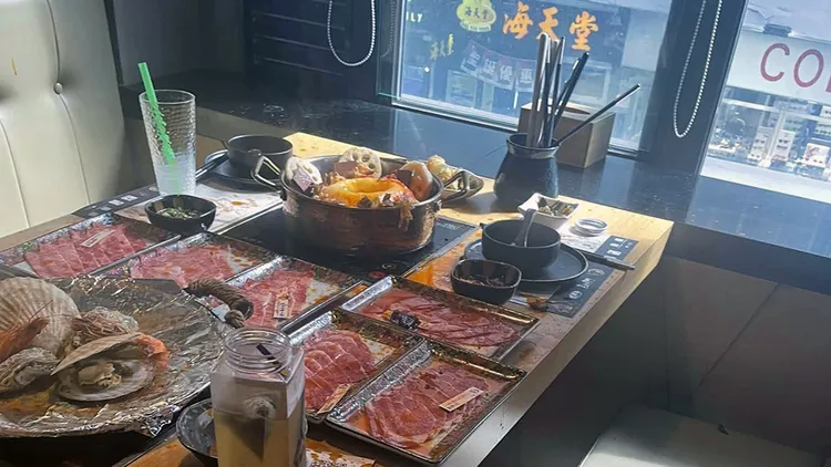 火鍋爆炸後現場一片狼籍。翻攝自Vicky Hung臉書