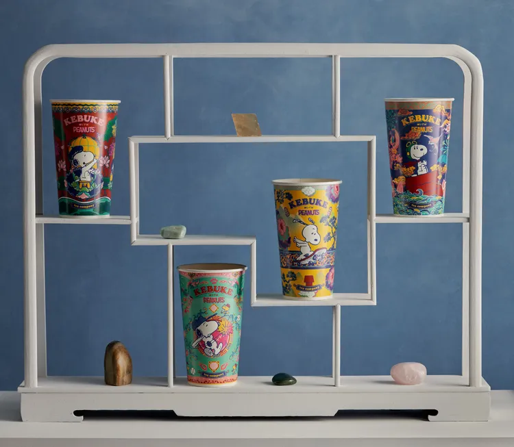 杯身為琺瑯彩瓷藝風格，華麗繽紛。業者提供