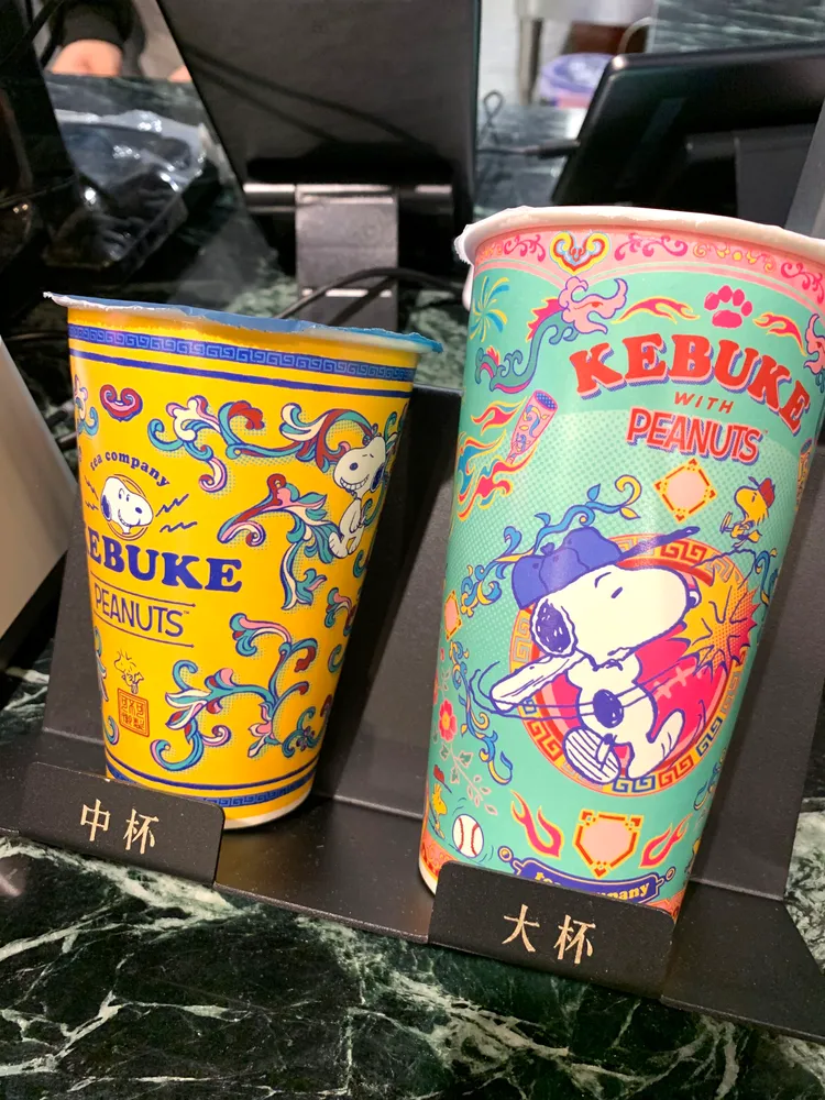 可不可熟成紅茶與史努比的聯名杯身共10款，包含中杯2款、大杯8款。劉欣欣攝