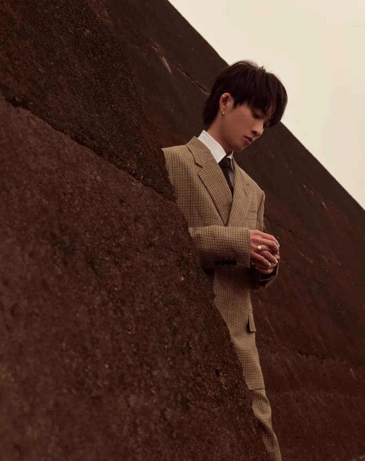 邱鋒澤穿上羊毛大衣與羊毛長褲拍照。M'INT明潮提供