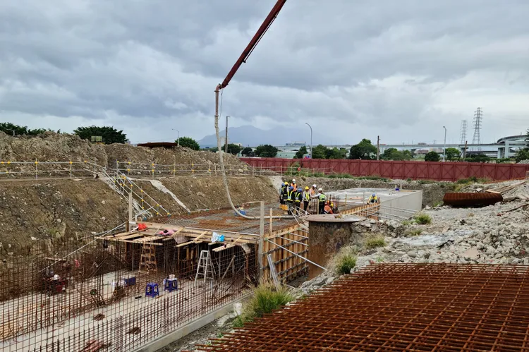 工程團隊正進行雙孔排水箱涵澆置作業。新北市政府地政局提供