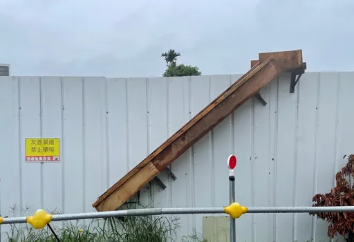 新北塭仔圳重劃區持續趕工 圍籬上「貓道」成亮點