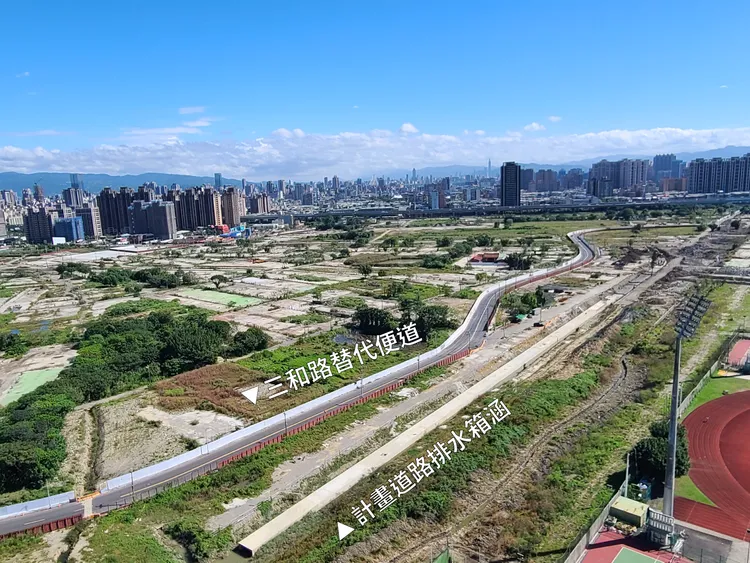 三和路替代便道於今年7月啟用，其右側為30米計畫道路路面下方正在施作的排水箱涵。新