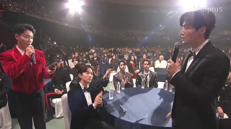 金宣虎（右）昨中場接受利特（左）訪問，李俊昊（中）靜靜望著他，2人2017年曾合拍《金科長》。翻攝AAA