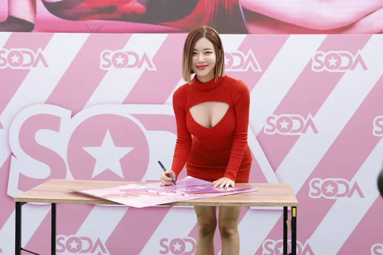 DJ SODA現場為海報簽名，將在晚上的活動抽出送粉絲。元動力國際有限公司提供