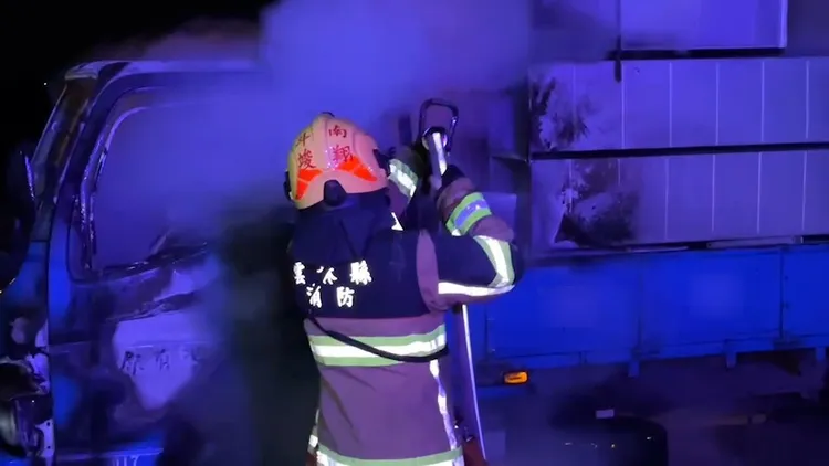 斗南消防隊接獲司機求救，趕來急拉水線滅火，10分鐘內將火勢撲滅。民眾提供