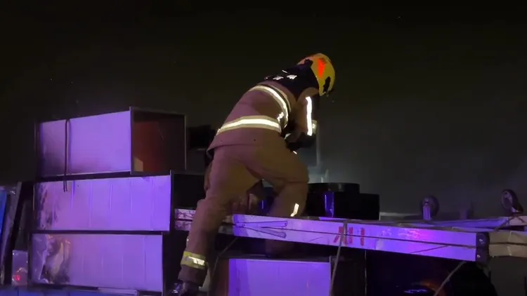 消防員滅火後檢視車上物品是否還留有火苗。民眾提供