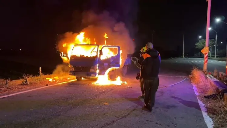 3.5噸貨車火燒車，火勢驚人，整個車頭、車室全面燃燒。民眾提供