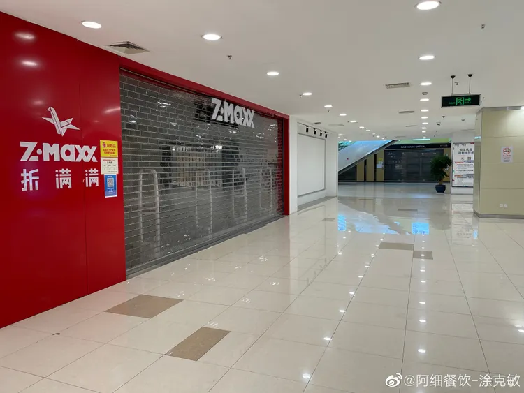網友指出雖然放寬防疫規定，但上海商場16日晚間空無一人，商店提早打烊。翻攝微博