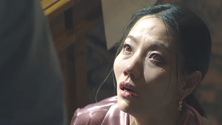 金信祿飾演宋仲基的姑姑陳榮華，名下的百貨公司被宋仲基搶走。friDay影音提供