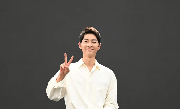 宋仲基在劇中是財閥三世，戲外他並不覺得出生在那樣的家庭就是幸福。friDay影音提供