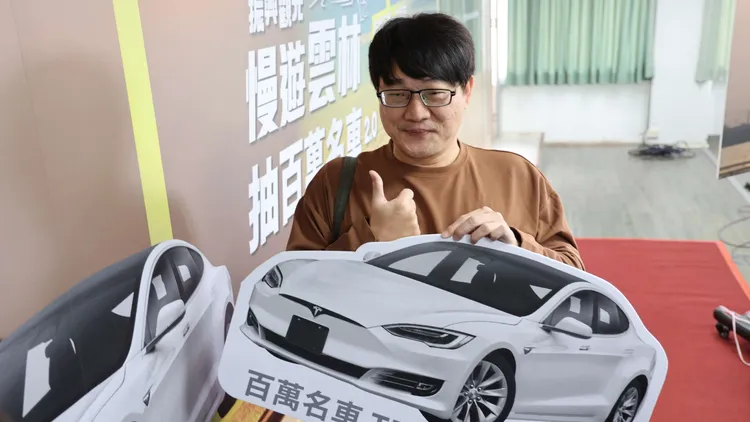 幸運中獎的楊姓民眾開心衝到抽獎現場領獎。雲縣府提供