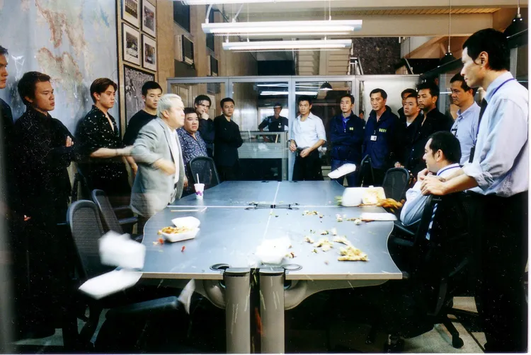 曾志偉（左三）突然掃掉桌上的便當，黃秋生見狀後即興做出反應。華映娛樂提供