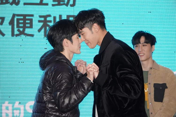 周予天（右）和張豐豪頭對頭放閃。陳德興攝