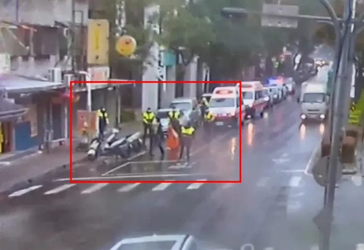 警方到場先包圍林男。翻攝畫面