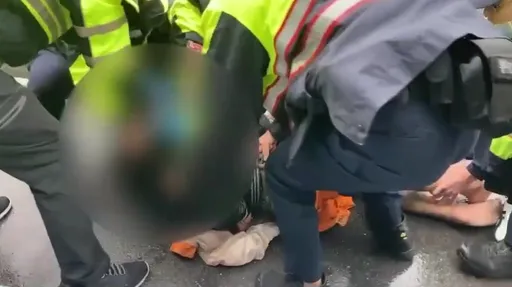 怪男亮西瓜刀攔車!男騎士被要脅載他一程 抵達目的地竟又遭搶