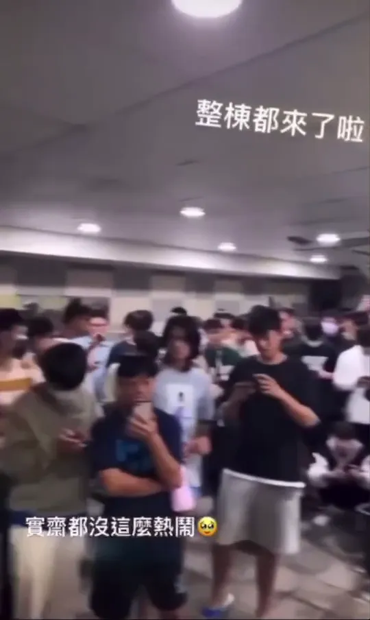 男生宿舍學生鼓譟。民眾提供