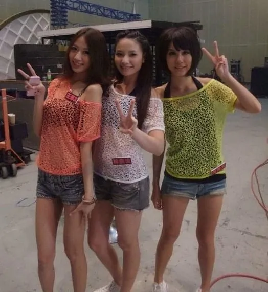 林俞汝（中）在「台大十三妹」時期常上電視節目。林俞汝提供