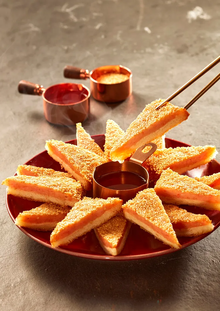 瓦城、非常泰新年限定菜色黃金芝麻酥蝦餅。業者提供