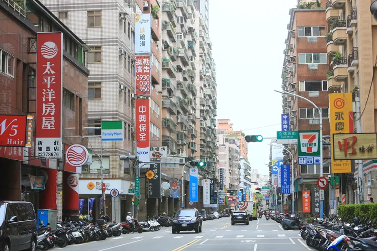 歐洲村屬於民間自辦重劃區，其中幸福路、中平路的商家林立，屬於上新莊最熱鬧的生活圈之一。資料畫面