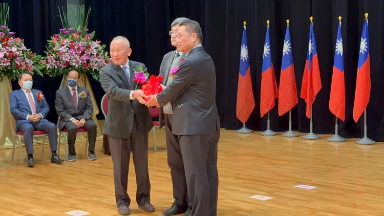 苗栗縣長今由徐耀昌（左）交接給鍾東錦（右），由客委會主委楊長鎮（中）監交。民眾提供