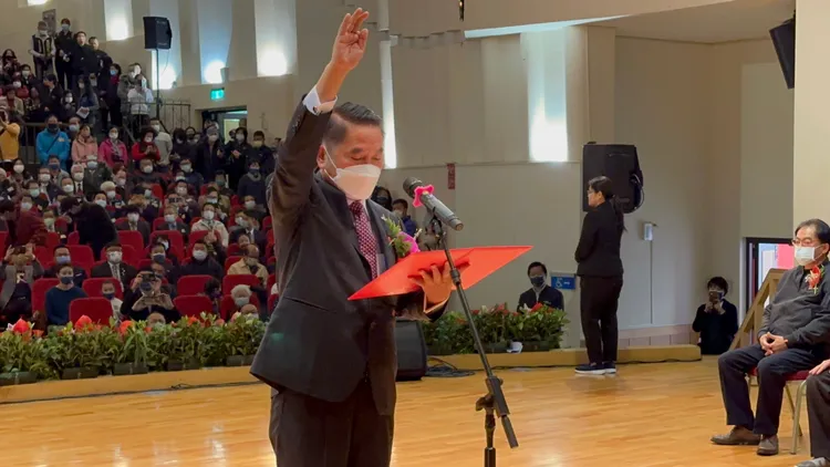 鍾東錦宣誓就任苗栗縣長。民眾提供