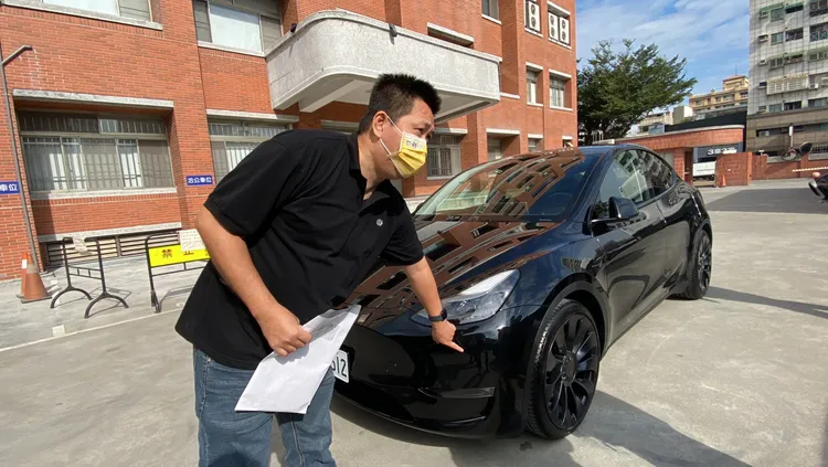 商男認為Model Y全車拔除超音波感測，對其行車安全造成影響。孫英哲攝