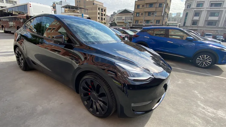 商男選購的特斯拉跨界休旅車花了超過274萬元。孫英哲攝