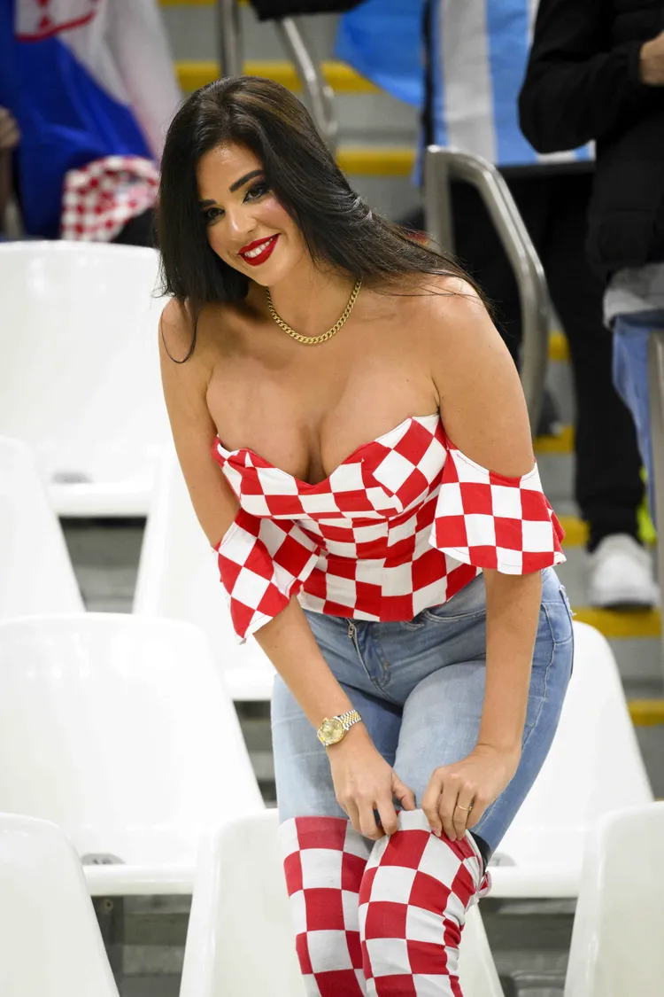 伊凡娜調整格子圖案的襪飾，傲人曲線藏不住。路透社