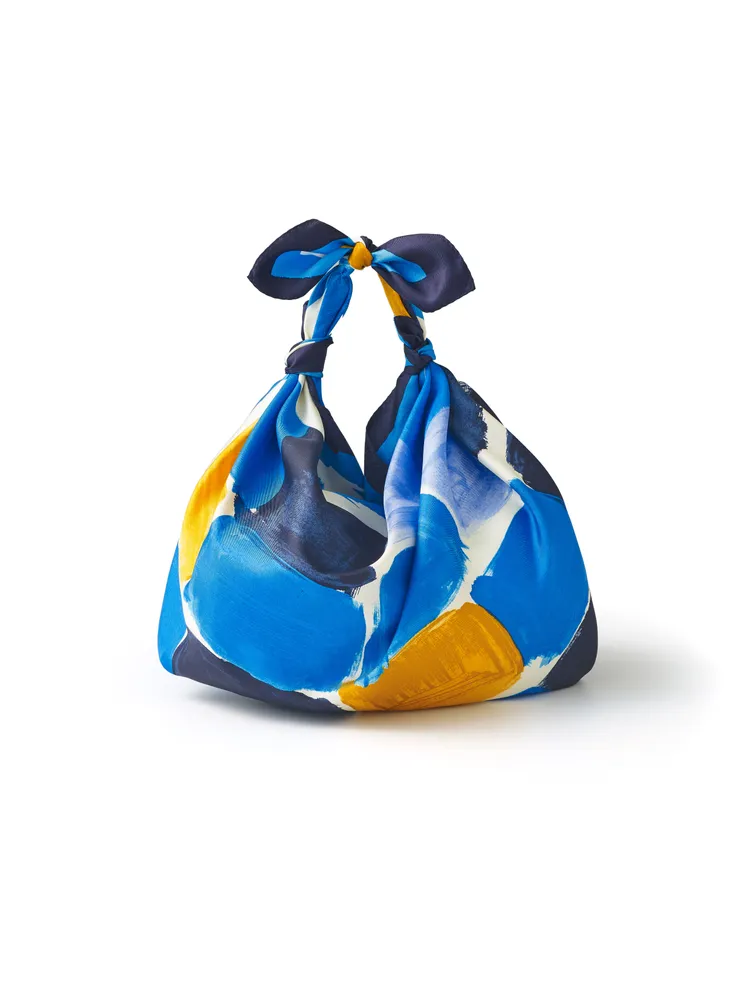 Furoshiki日式絲質方巾，售價790元。業者提供