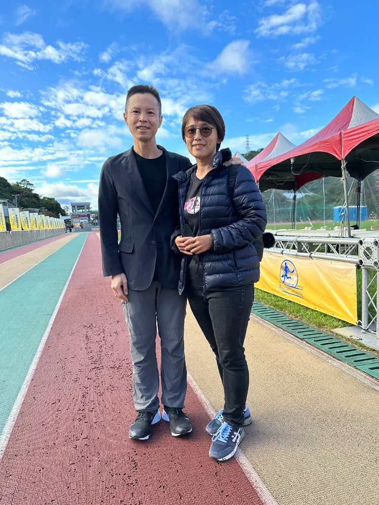 小兒科醫師李俊昌（左）參賽，老婆當補給員。黎建忠攝