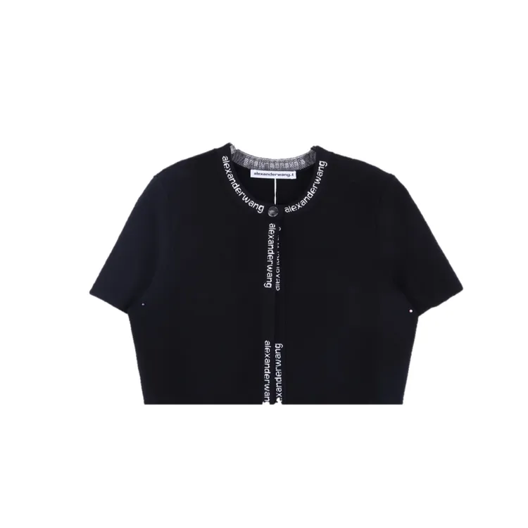 提花logo短袖針織外套，1萬1800元。微風精品提供