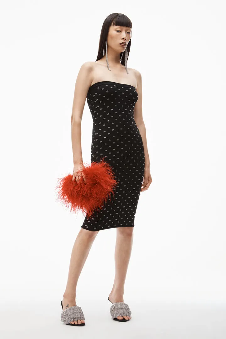 黑色水晶logo平口洋裝，2萬4800元。微風精品提供