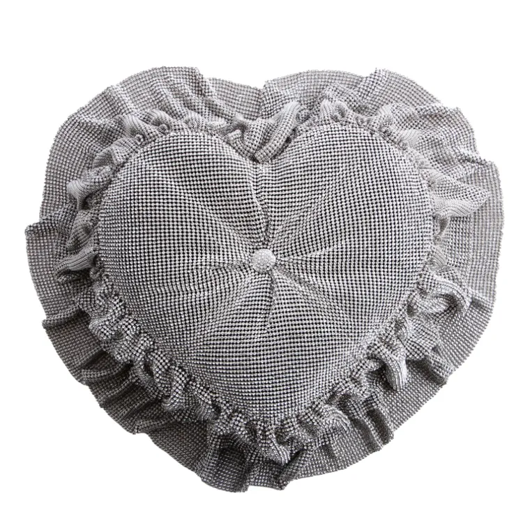 水晶心型枕頭手拿包，7萬4800元。微風精品提供