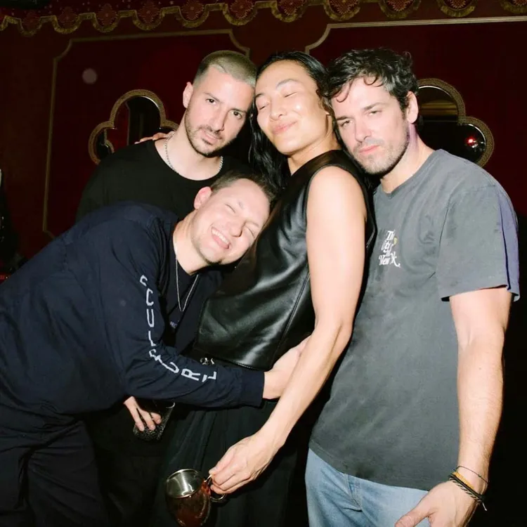 Alexander Wang（右二）不改愛熱鬧的天性，重拾起他喜愛的派對場景。翻攝alexwangny IG