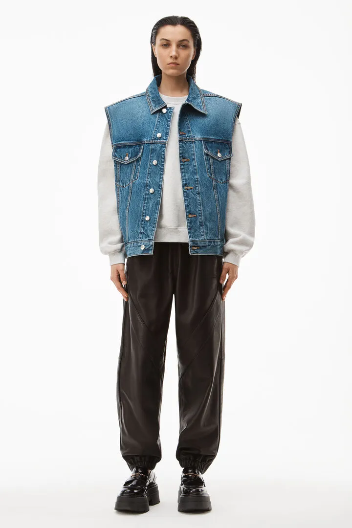 光滑皮革運動褲，5萬3800元。微風精品提供