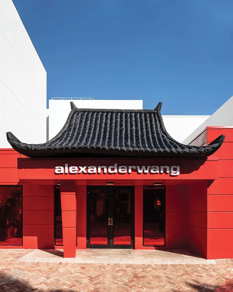 alexanderwang於邁阿密開出的期間限定店外型，融入了中國傳統建築的飛檐翹角造型，大紅色內裝卻被網友戲稱為「鬼店」。翻攝alexanderwangny IG