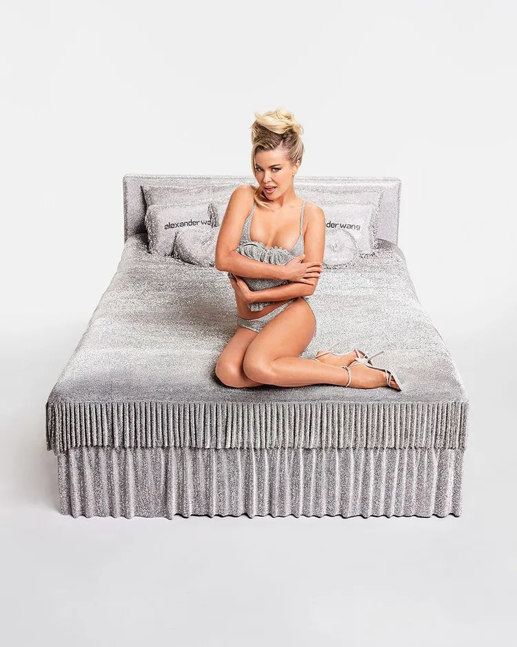 alexanderwang邀請曾擔任《花花公子》雜誌女郎的性感女星Carmen Electra，擔任最新家居系列廣告主角。翻攝alexanderwangny IG