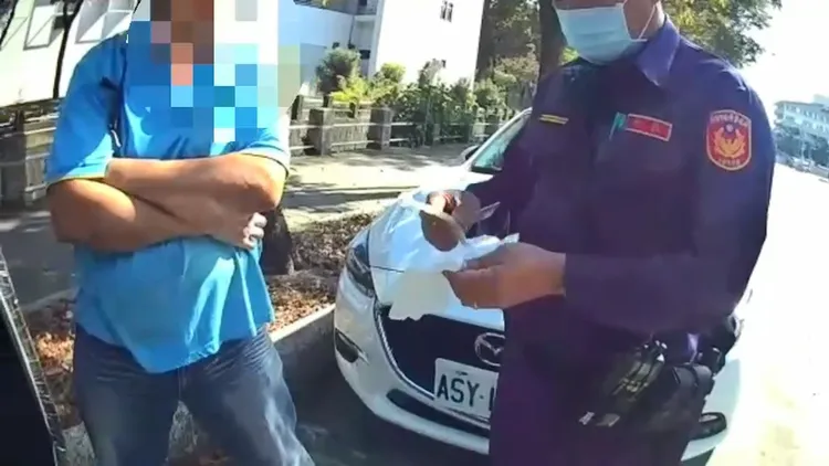 李男機車內被找毒品吸食器。讀者提供