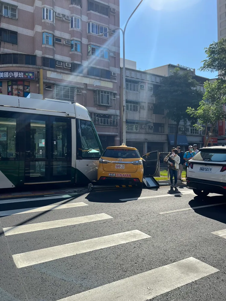 計程車與輕軌列車碰撞。翻攝自記者爆料網