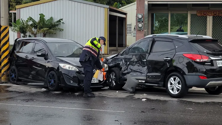 車輛撞擊後嚴重毀損。民眾提供