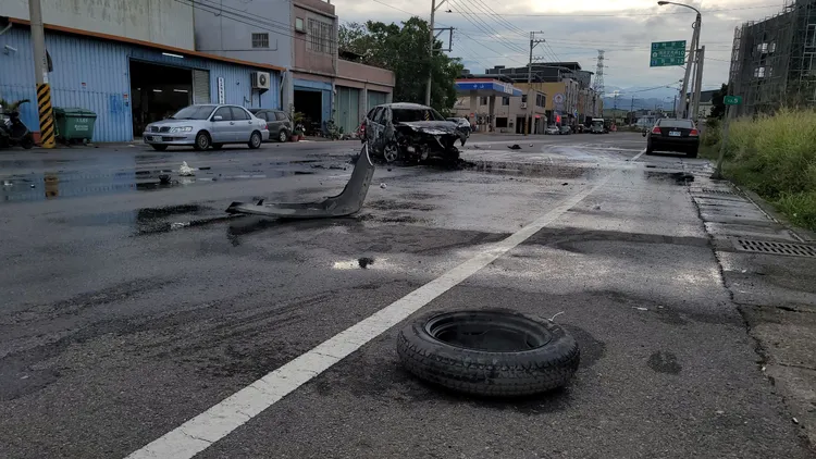 猛烈的撞擊力道，導致零件散落一地。民眾提供