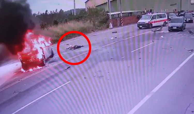 轎車拋出一個人躺在馬路上。民眾提供